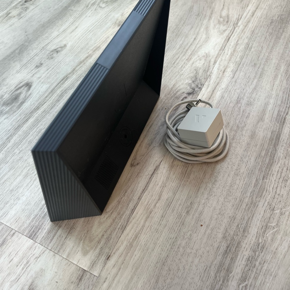 Aura Digital Photo Frame - Picture 2 of 3
